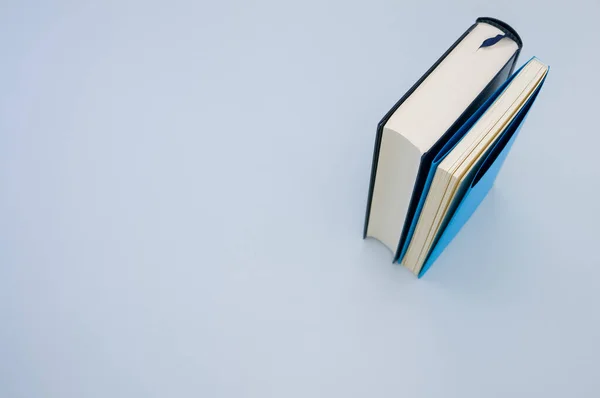 Bovenaanzicht Van Hardcover Boeken Het Grijze Oppervlak Ruimte Voor Tekst — Stockfoto