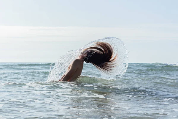 Zbliżenie Młodego Mężczyzny Długimi Włosami Robiącego Salto Wodzie — Zdjęcie stockowe