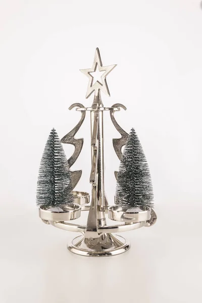 Een Verticaal Shot Van Boom Ornamenten Een Kleine Metalen Kerstboom — Stockfoto