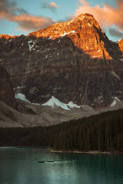 Plano Vertical Del Lago Moraine Montañas Pintorescas Parque Nacional Banff — Foto de Stock