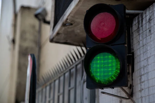 Tiro Foco Seletivo Semáforo Com Luz Verde — Fotografia de Stock