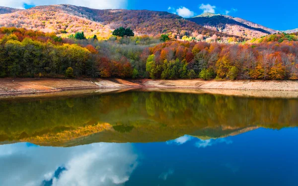 Een Landschap Van Het Meer Omringd Door Kleurrijke Herfstbomen — Stockfoto