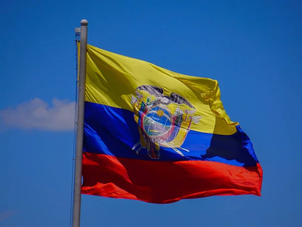 Närbild Ecuadors Flagga Blå Himmel — Stockfoto
