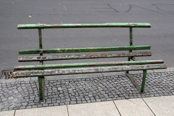 Vieux Banc Bois Cassé Sur Une Passerelle — Photo