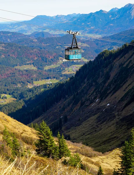 Vue Verticale Téléphérique Dans Les Montagnes Verdoyantes Près Walmendingerhorn Mittelberg — Photo