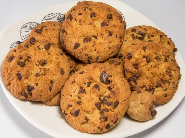 Primer Plano Galletas Chocolate Recién Horneadas Platillo Aislado Sobre Fondo —  Fotos de Stock