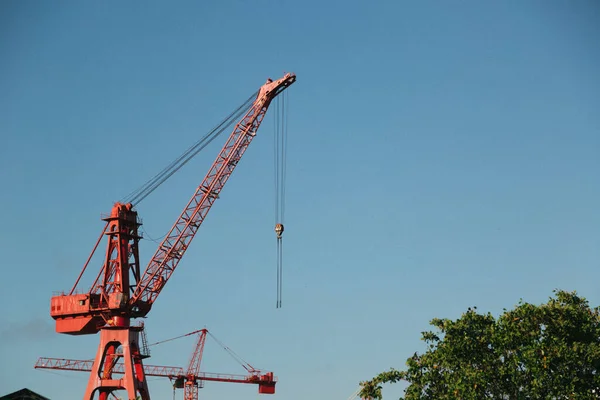 Röd Kran Mot Blå Himmel — Stockfoto