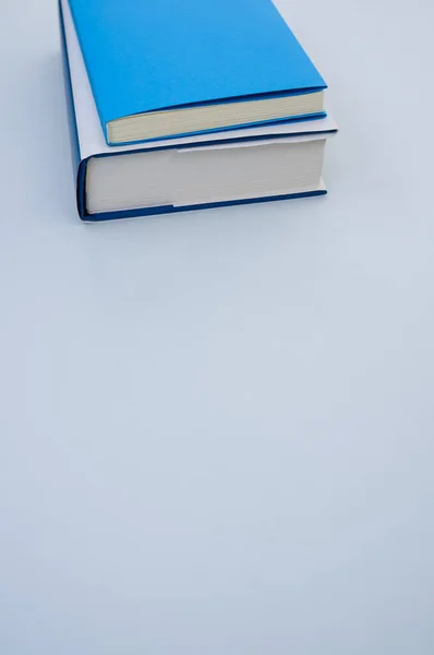 Een Close Van Hardcover Boeken Het Grijze Oppervlak Ruimte Voor — Stockfoto