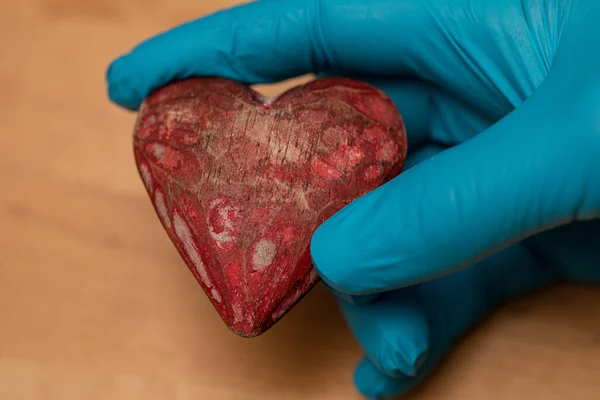 Una Mano Sosteniendo Corazón Cardiograma Chequeo Cardíaco Para Detectar Enfermedad — Foto de Stock