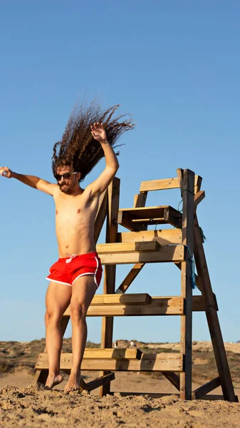 Een Verticaal Schot Van Een Aantrekkelijke Jongeman Met Lang Krullend — Stockfoto