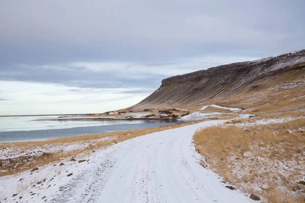 Een Prachtig Shot Van Een Besneeuwde Weg Snaefellsnes Schiereiland Kustlijn — Stockfoto