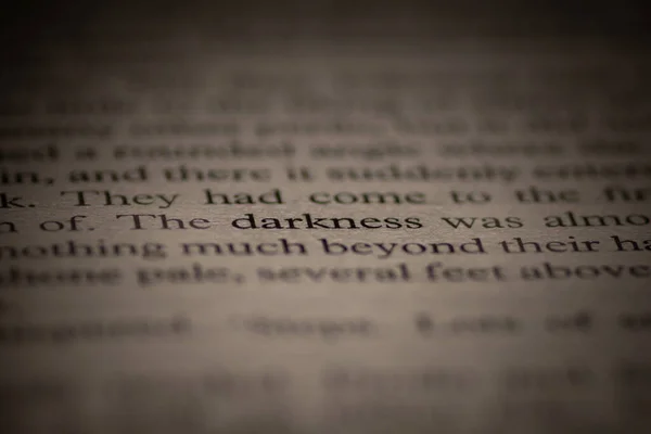 빈티지 책에서 어둠이라는 단어를 초점을 — 스톡 사진