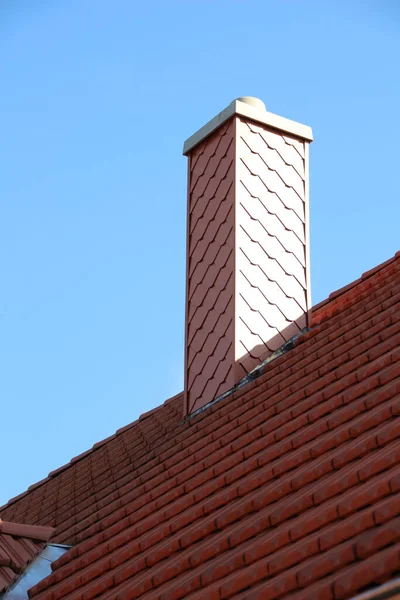 Eine Flache Aufnahme Eines Ziegeldaches Mit Einem Neuen Schornstein Vor — Stockfoto