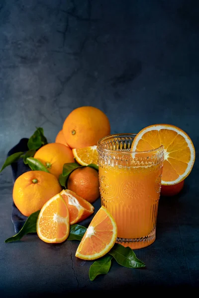 Imagen Vaso Zumo Naranja Fresco Junto Conjunto Naranjas Mandarinas Listas — Foto de Stock