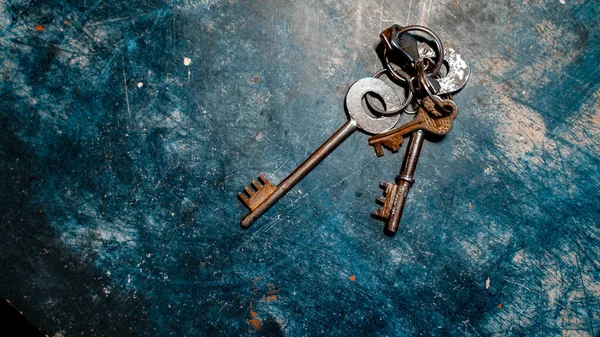 Een Vlakke Lay Van Een Blauwe Tafel Met Verschillende Sleutels — Stockfoto