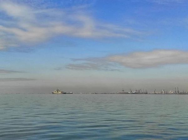 Una Vista Barco Bajo Cielo Nublado —  Fotos de Stock