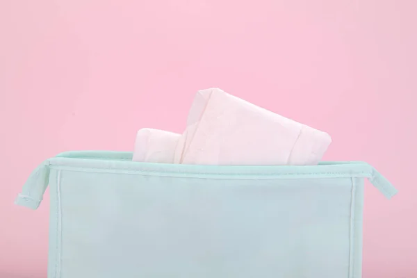 Egészségügyi Betétek Kék Kozmetikai Zacskóban Rózsaszín Alapon — Stock Fotó