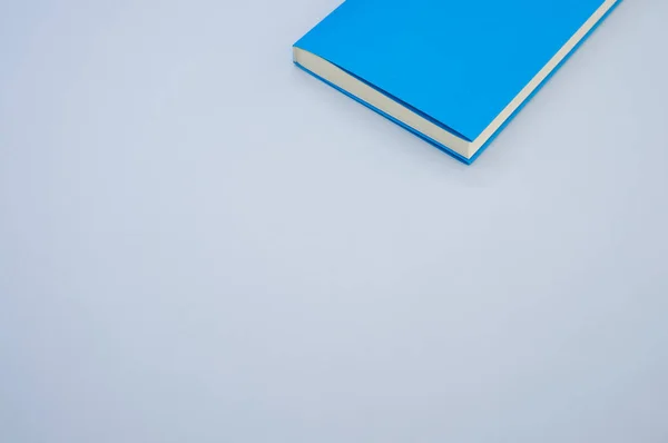 Egy Kék Keménykötésű Könyv Közelsége Szürke Felületen Hely Szövegnek — Stock Fotó