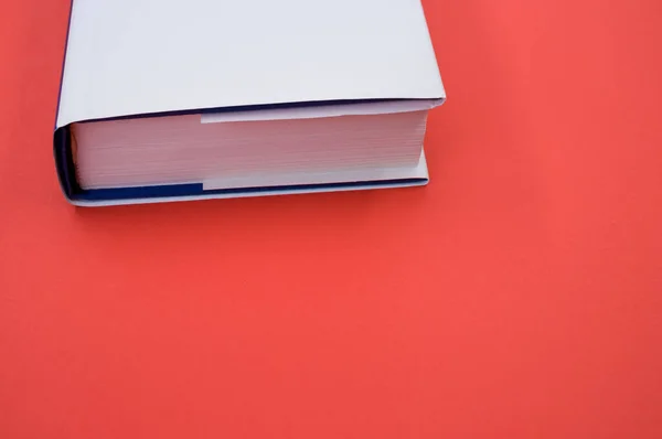 Tiro Vista Superior Livros Brancos Isolados Fundo Rosa Espaço Cópia — Fotografia de Stock