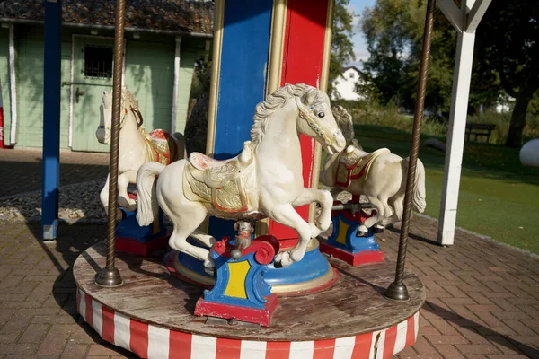 Eine Nahaufnahme Von Weißen Pferden Auf Einem Kinderkarussell — Stockfoto