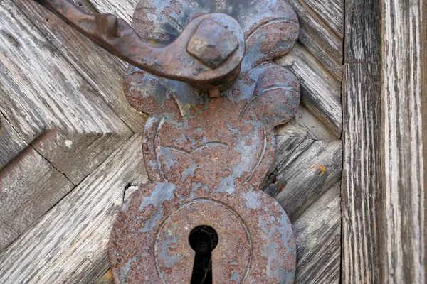 Closeup Old Rusty Key Lock Wooden Door — Stock Photo, Image