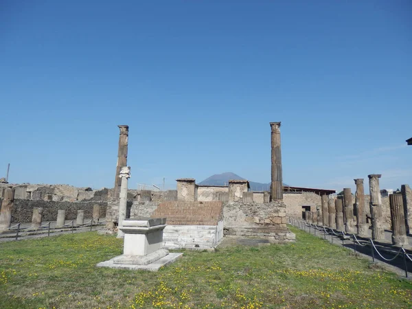 Ruine Antique Avec Des Colonnes Sous Ciel Clair Pompéi Italie — Photo