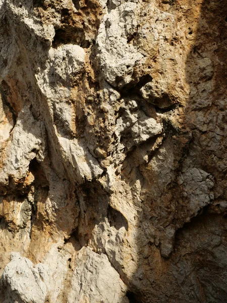 一张白天在希腊克里特岛捕获的巨大悬崖峭壁的垂直照片 — 图库照片
