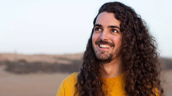 Primer Plano Joven Sonriente Con Pelo Largo Rizado —  Fotos de Stock