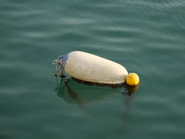 海の中のブイの閉鎖ショット — ストック写真