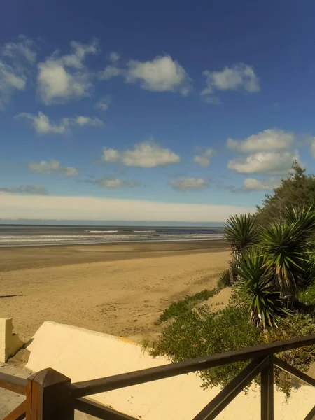 Una Hermosa Vista Una Playa Balcón Con Una Barandilla Madera — Foto de Stock