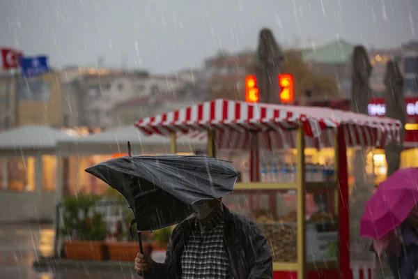 Wybiórcze Ujęcie Samca Masce Medycznej Rozbity Parasol Deszczowy Dzień — Zdjęcie stockowe