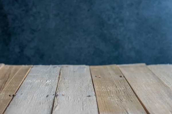 Una Vista Una Tavola Legno Sullo Sfondo Blu Scuro — Foto Stock