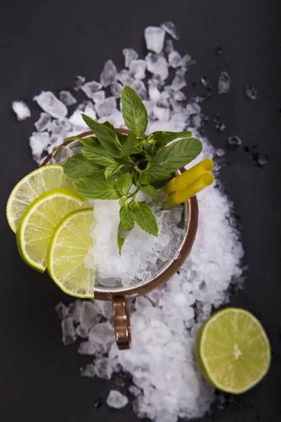 Limonlu Nane Yapraklı Buzlu Bir Içeceğin Dik Açılı Görüntüsü — Stok fotoğraf