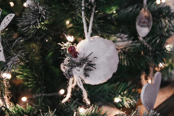 Close Belos Ornamentos Prata Uma Árvore Natal Festiva — Fotografia de Stock