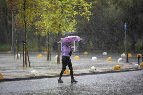 Yağmurlu Bir Günde Şemsiyeyle Yürüyen Insanların Seçici Odak Noktası — Stok fotoğraf