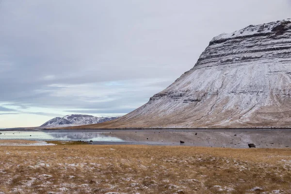 Las Montañas Nevadas Fiordo Snaefellsnes Rodeado Agua Bajo Cielo Nublado —  Fotos de Stock