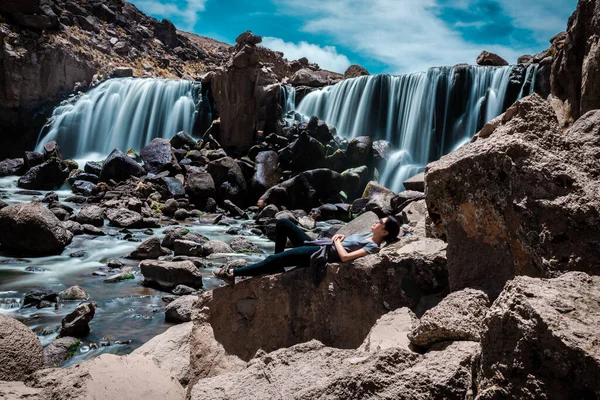 Eine Touristin Liegt Auf Einem Felsen Pillones Wasserfall Steinwald Von — Stockfoto
