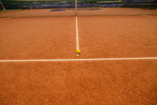 Une Petite Balle Tennis Dans Court Avec Filet Arrière Plan — Photo