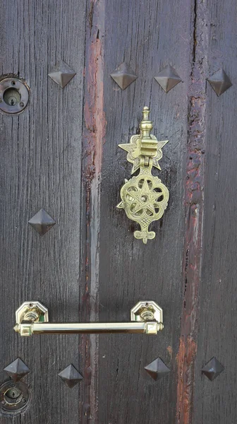 Closeup Uma Porta Madeira Com Molduras Marrons Maçaneta Porta Alongada — Fotografia de Stock