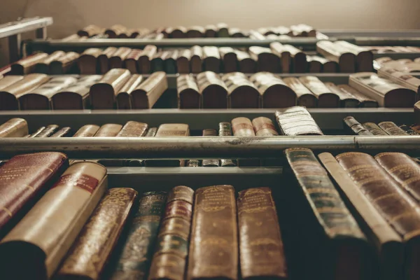 Tiro Ângulo Baixo Muitos Livros Antigos Prateleiras Uma Biblioteca — Fotografia de Stock