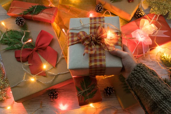 Uma Mão Segurando Uma Caixa Presente Natal Com Luzes — Fotografia de Stock