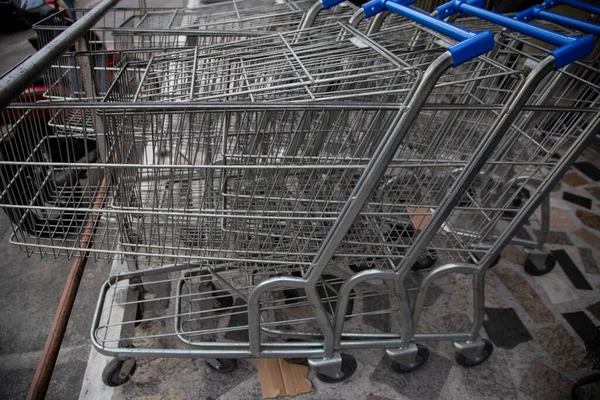 Eine Nahaufnahme Einer Reihe Leerer Einkaufswagen — Stockfoto