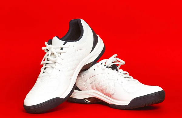 Gros Plan Chaussures Sport Blanches Sur Fond Rouge — Photo