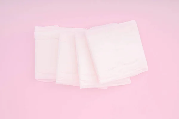 粉红背景的新卫生垫 — 图库照片