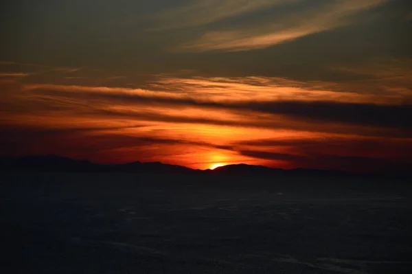 山の向こうに隠れている太陽 — ストック写真