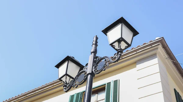 Close Van Een Zwarte Ijzeren Lantaarnpaal Een Straat Achter Ziet — Stockfoto