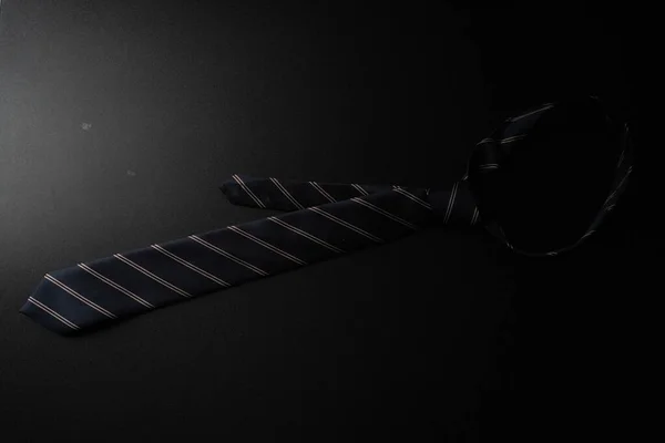 Une Vue Dessus Cravate Noire Avec Isolé Sur Fond Noir — Photo
