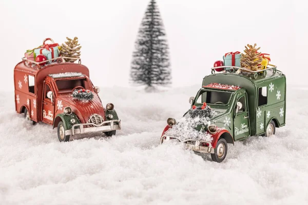 Close Carros Brinquedo Com Ornamentos Natal Neve Artificial Contra Fundo — Fotografia de Stock