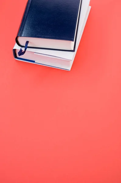 Pembe Arka Planda Izole Edilmiş Mavi Beyaz Kitapların Üst Görünümü — Stok fotoğraf