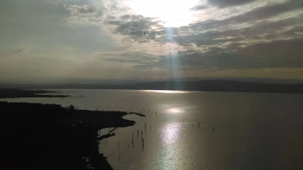 Sebuah Matahari Terbit Yang Menakjubkan Dengan Awan Atas Danau — Stok Foto